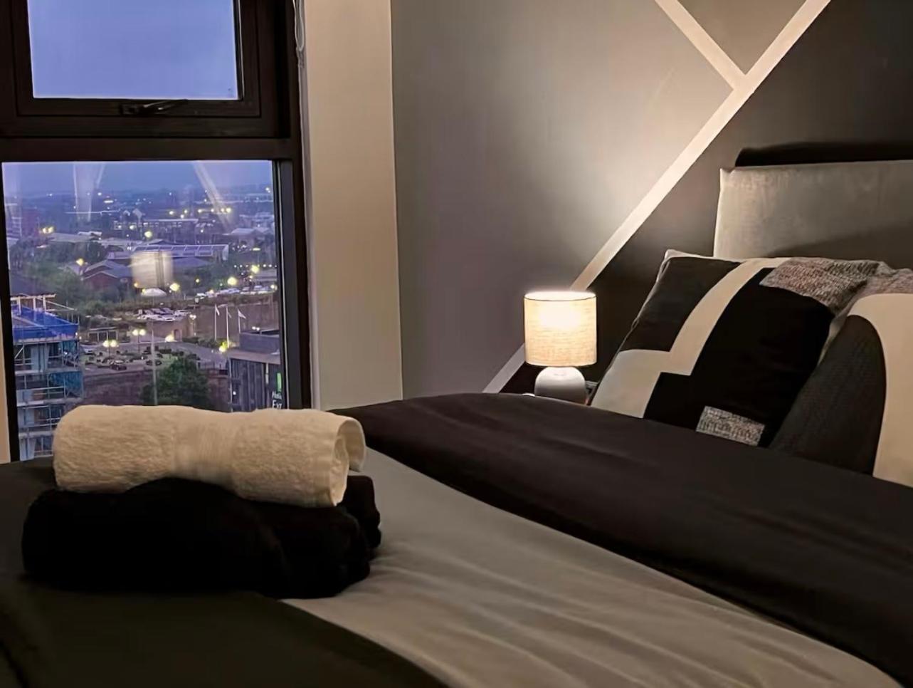 Penthouse Gem, Central, Scenic Views, Stylish, Modern, City Centre 2Br シェフィールド エクステリア 写真