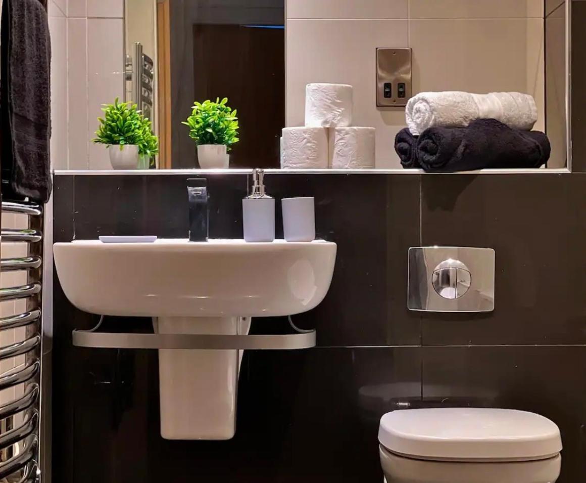 Penthouse Gem, Central, Scenic Views, Stylish, Modern, City Centre 2Br シェフィールド エクステリア 写真