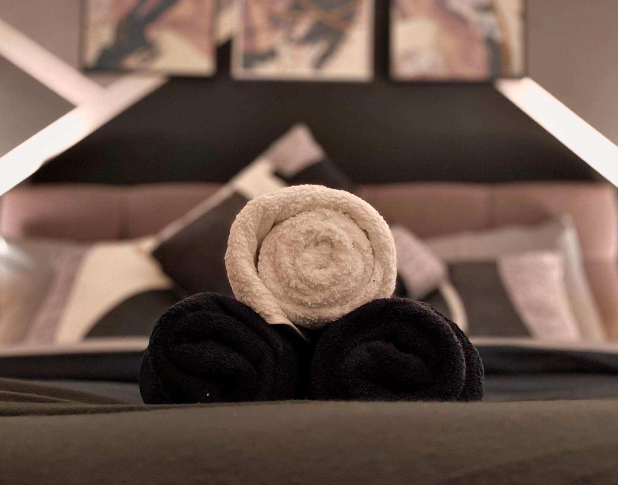 Penthouse Gem, Central, Scenic Views, Stylish, Modern, City Centre 2Br シェフィールド エクステリア 写真